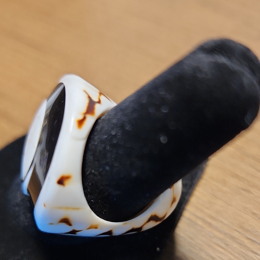Elegant Black and White Carved Swirl Shell Ring - Picture 6 of 7
